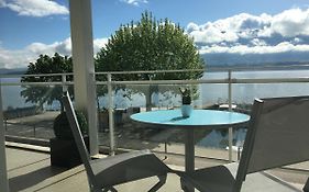 Pieds dans l'eau au lac du Bourget